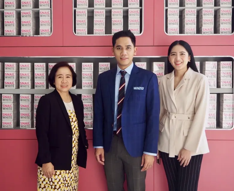 นายปิยวัชร ราชพลสิทธิ์ (คนกลาง) ประธานเจ้...