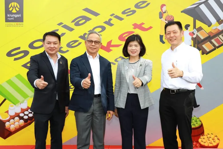 นายไพโรจน์ ชื่นครุฑ (ที่ 2 จากซ้าย) ประธา...