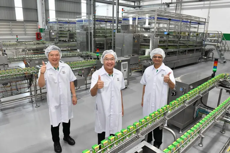 นายวิคเตอร์ เซียห์ (กลาง) ประธานกรรมการแล...