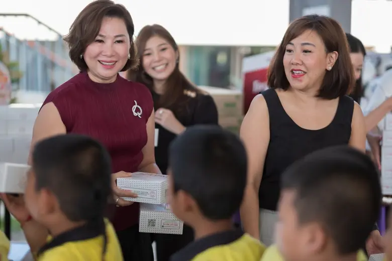 ทรู ร่วมกับ ซีพีเอ็น ส่งมอบอาหารมื้อพิเศษ ที่ลูกค้าแลกอิ่ม "อิ่มสุขทุกเมนู ทรูพอยท์ร่วมแบ่งปัน" ให้กับน้องๆ โรงเรียนวัดกาหลง จ.สมุทรปราการ