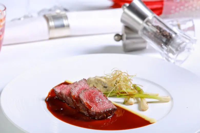 ดินเนอร์หรูมื้อพิเศษ พร้อมปาร์ตี้นับถอยหลังเริ่มต้นปีใหม่ ณ ห้องอาหารเรดสกาย โรงแรมเซ็นทาราแกรนด์ฯ เซ็นทรัลเวิลด์