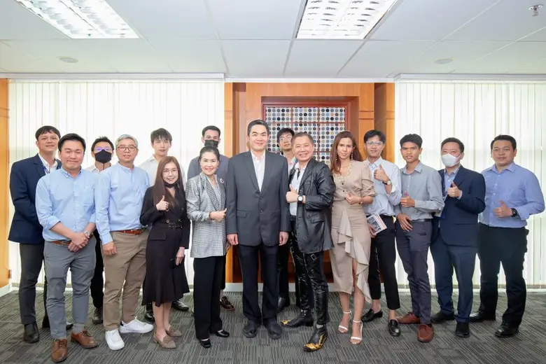 นายศุภชัย วีรบวรพงศ์ (แถวหน้าที่ 5 จากซ้า...