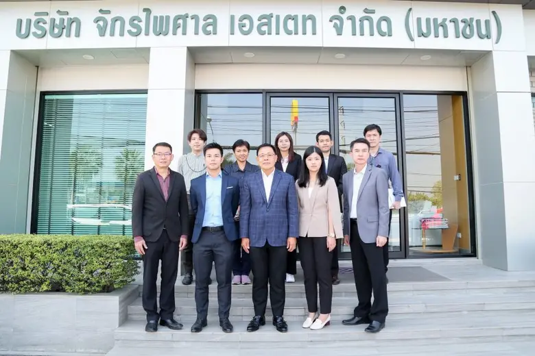 นายวีระพันธ์ จักรไพศาล (แถวหน้าที่ 3 จากซ...