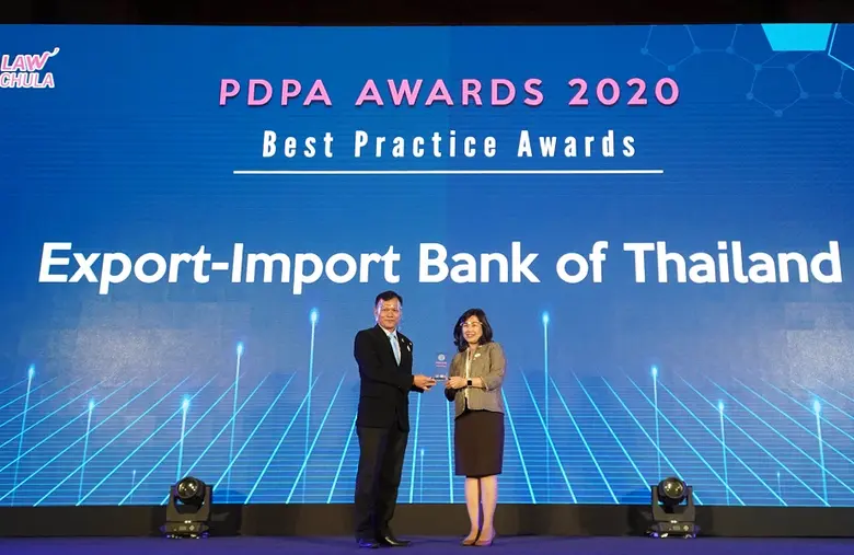 นางวันเพ็ญ อรรชุนเดชะ (ขวา) ผู้ช่วยกรรมกา...