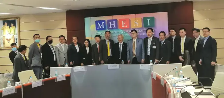 ศ.(พิเศษ) ดร.เอนก เหล่าธรรมทัศน์ รัฐมนตรี...