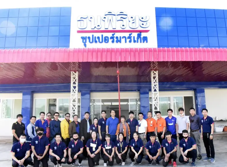 นายธวัชชัย พุฒิพิริยะ (แถวยืน ที่ 10 จากข...