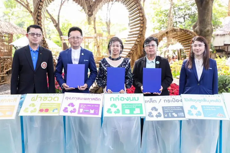 นายตรีเทพ ปาลกะวงศ์ ณ อยุธยา (ที่ 2 จากซ้...