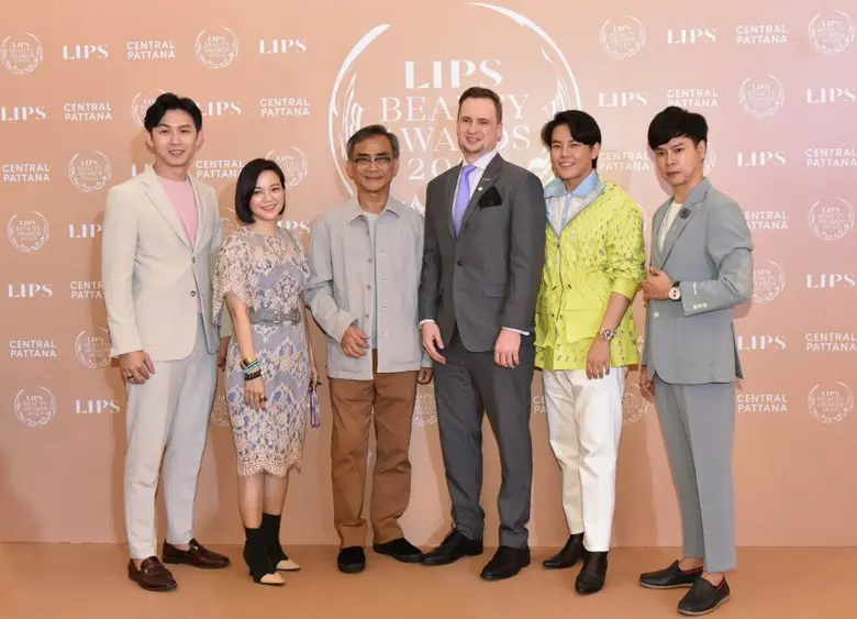 นายจอห์น เฮดจ์เจส (ที่ 3 จากขวา) ผู้อำนวย...