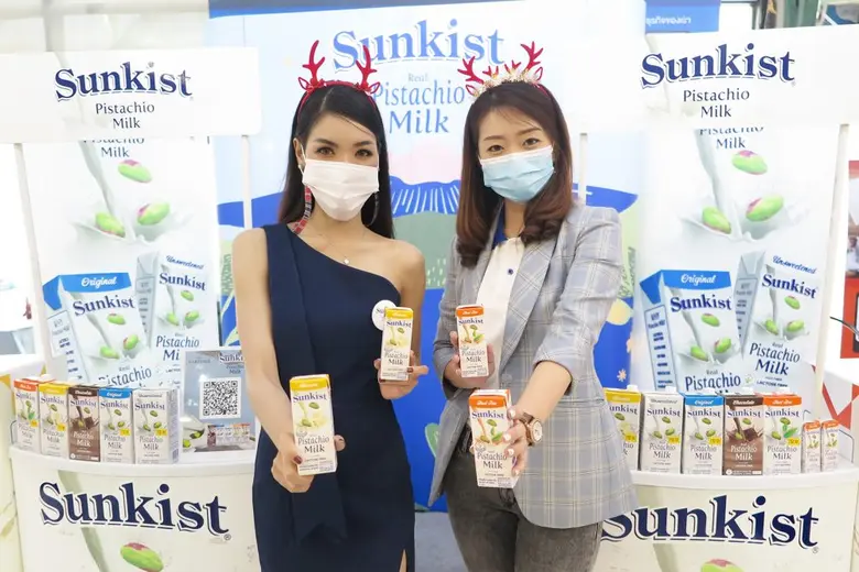 วลัยทิพย์ ซื่อตรงมั่นคง (ขวา) ผู้อำนวยการ...