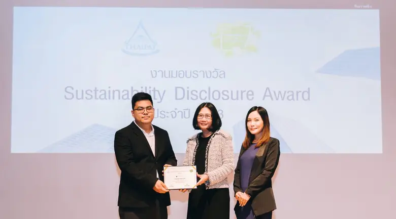 คุณอรอนงค์ วิชชุชาญ (กลาง) Group Chief Fi...