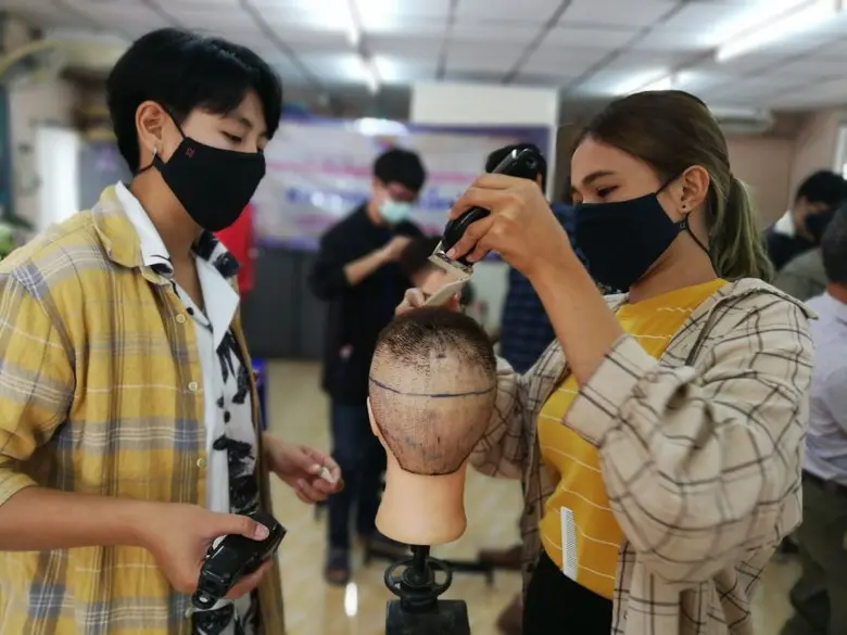 สนพ.แพร่ ดำเนินฝึกอบรมตามโครงการยกระดับเพื่อเพิ่มศักยภาพฝีมือและสมรรถนะแรงงาน สาขาการตัดผมชายเบื้องต้น