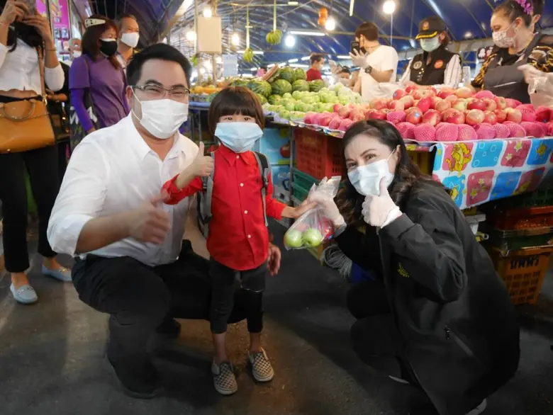 นฤมล ให้กำลังใจแม่ค้า-พ่อค้า ตลาดนวลจันทร์ สร้างความมั่นใจ ไร้เชื้อโควิด-19