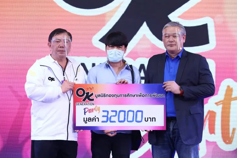 ศิลปินวิน เมธวิน โอภาสเอี่ยมขจร (กลาง) พร...