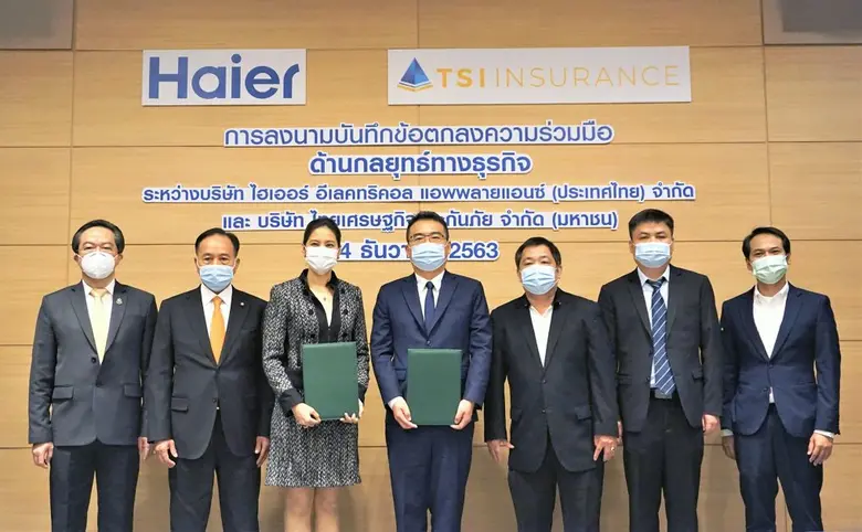 นางสาวอรลดา เผ่าวิบูล (ที่ 3 จากซ้าย) กรร...