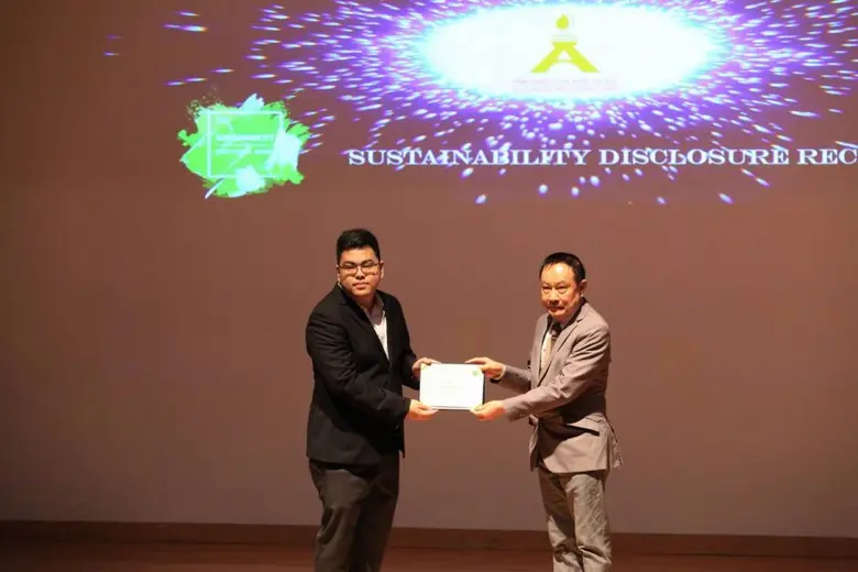 ดร.พล สาเกทอง (ขวา) รองกรรมการผู้จัดการ ส...