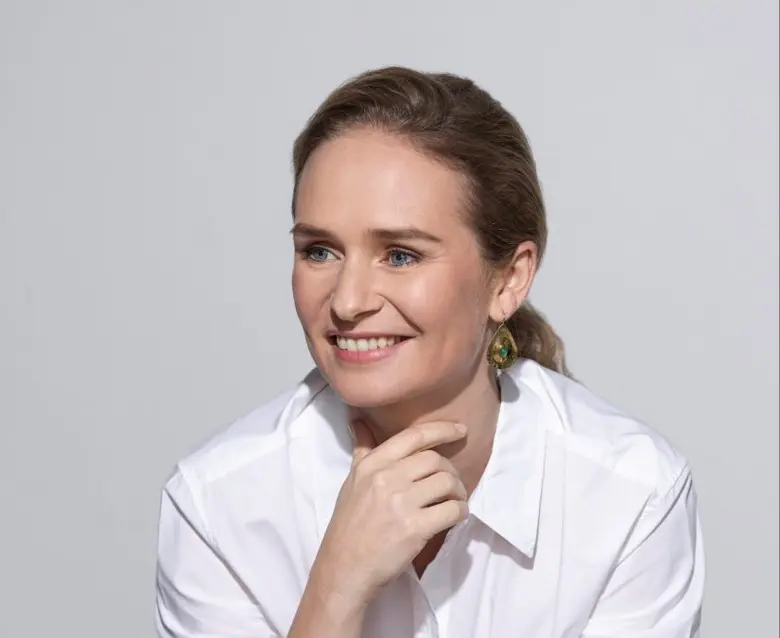 นางสาวคาโรลีน ลิงค์ กรรมการ บริษัท บี.กริ...