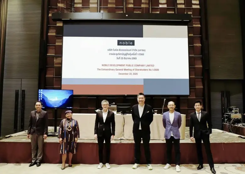 นายธงชัย บุศราพันธ์ (กลางขวา) ประธานกรรมก...