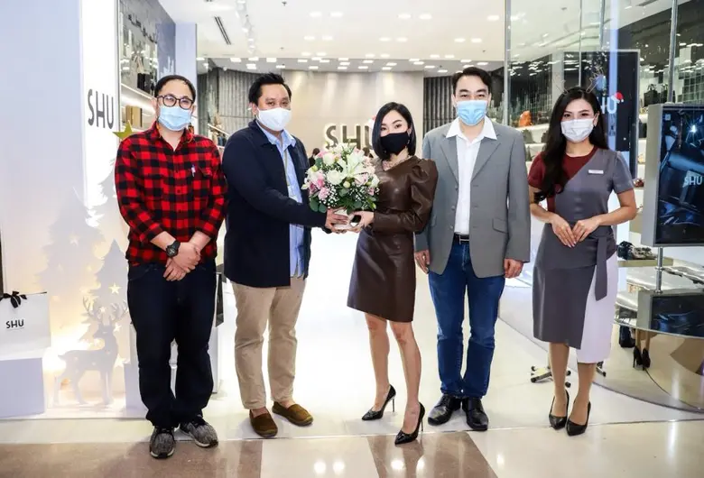 คุณกรกนก สว่างรวมโชค (ที่ 3 จากซ้าย) และ คุณวิชัย น...