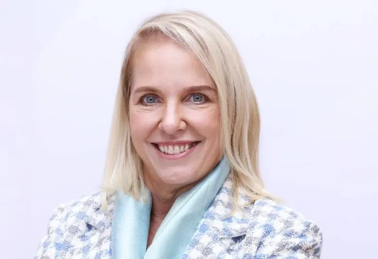 นางสาวเด็บบราห์ ไซเฟิร์ท มีประสบการณ์และค...