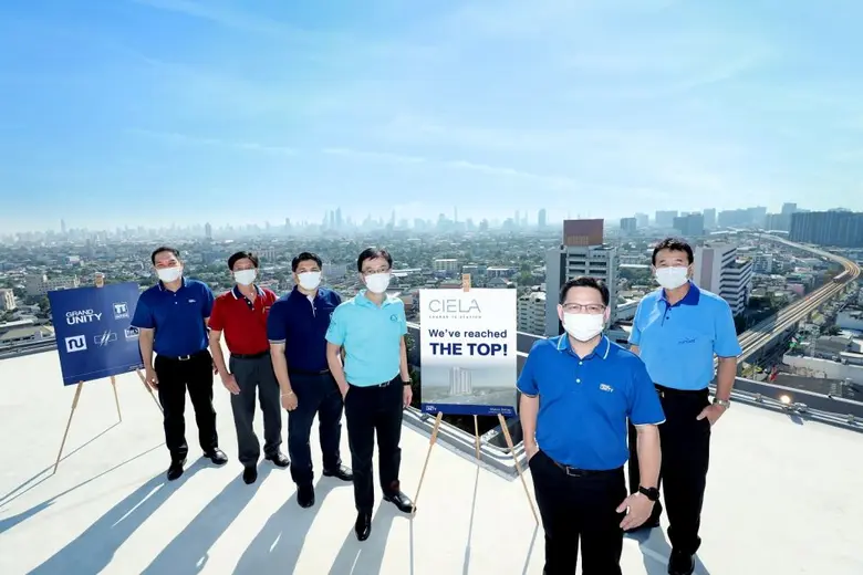 พิพัฒณ์ นิยะถิรกุล (ที่ 2 จากขวา) ผู้อำนว...