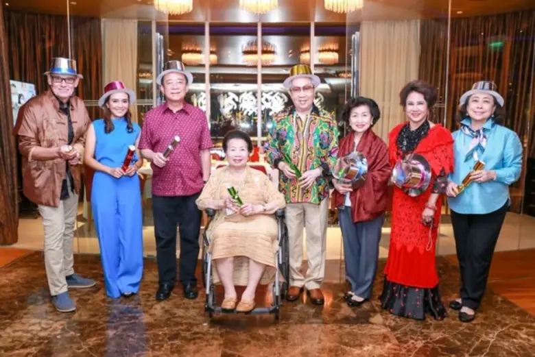 คุณหญิงสุจิตรา มงคลกิติ (ที่ 4 จากซ้าย) พ...