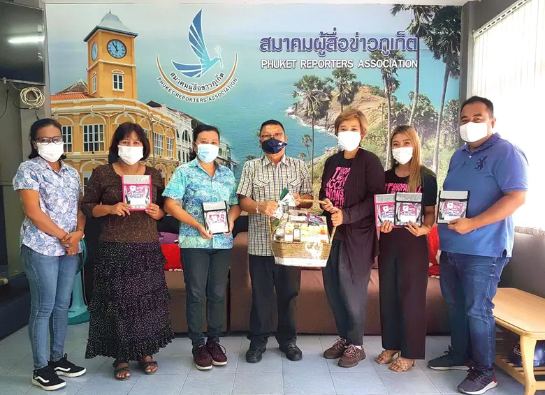 ดิสรา จ่างเจริญ (ที่3 จากขวา) ผู้จัดการอา...