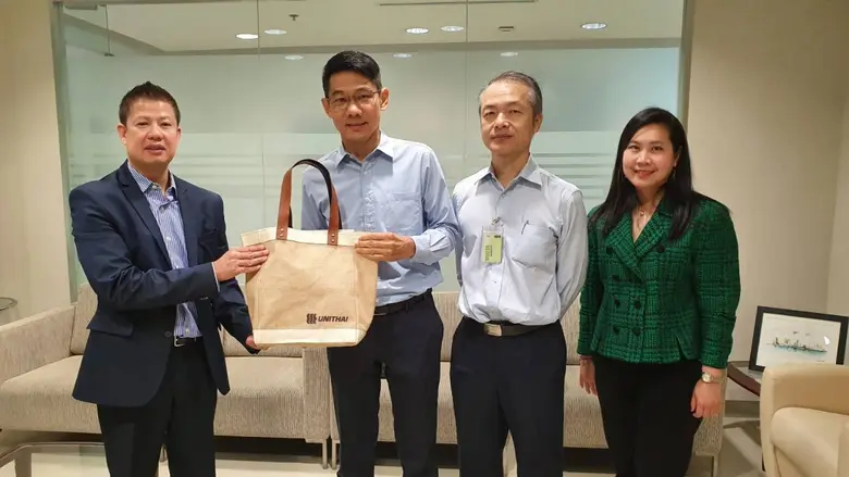 คุณไพรัตน์ ทิวากรพรรณราย (ที่ 2 จากซ้าย) ...