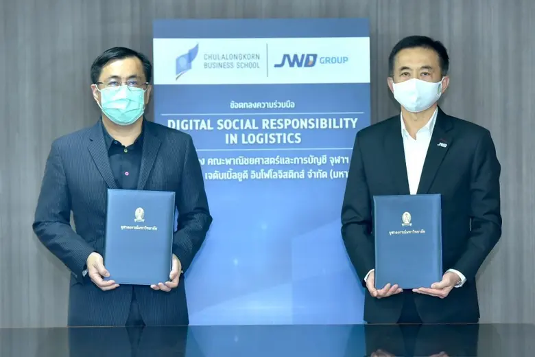 นายจิตชัย นิมิตรปัญญา (ขวา) รองประธานเจ้า...