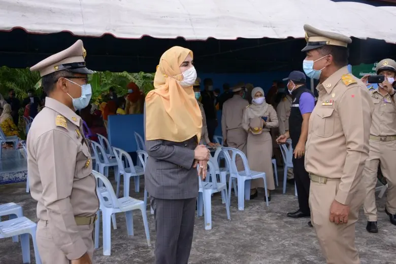 รมช.มนัญญา ลงพื้นที่จังหวัดปัตตานี ติดตามสถานการณ์น้ำท่วม พร้อมมอบถุงยังชีพและเมล็ดพันธุ์พืชให้เกษตรกรที่ได้รับผลกระทบ