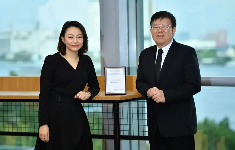 นางชลารัตน์ พินิจเบญจพล (ซ้าย) รองกรรมการ...