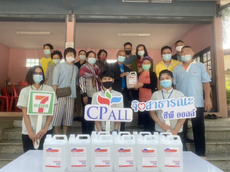 นายวิรัตน์ ชูแก้ว(แถวกลาง ที่ 3 จากซ้าย) ...