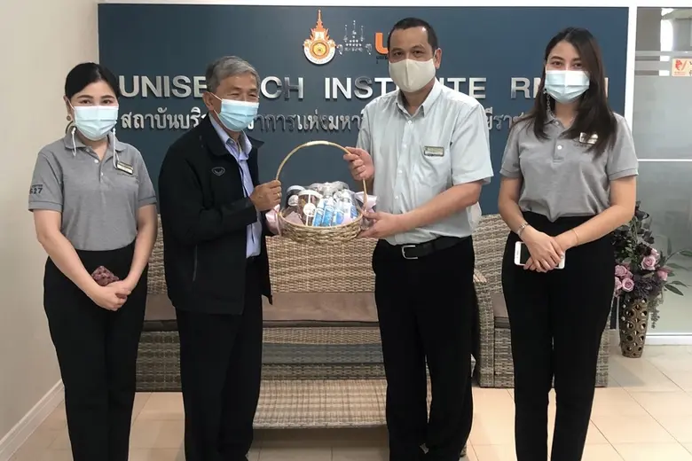 มกริน พรหมโยธี (คนที่ 3 จากซ้าย) ผู้จัดกา...