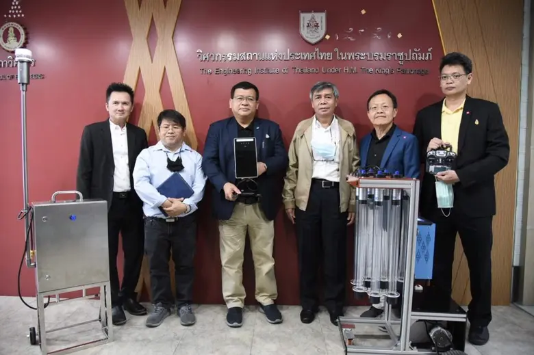 นายกำพล โชคสุนทสุทธิ์ (คนที่ห้าจากขวา) นายกสมาคม นา...