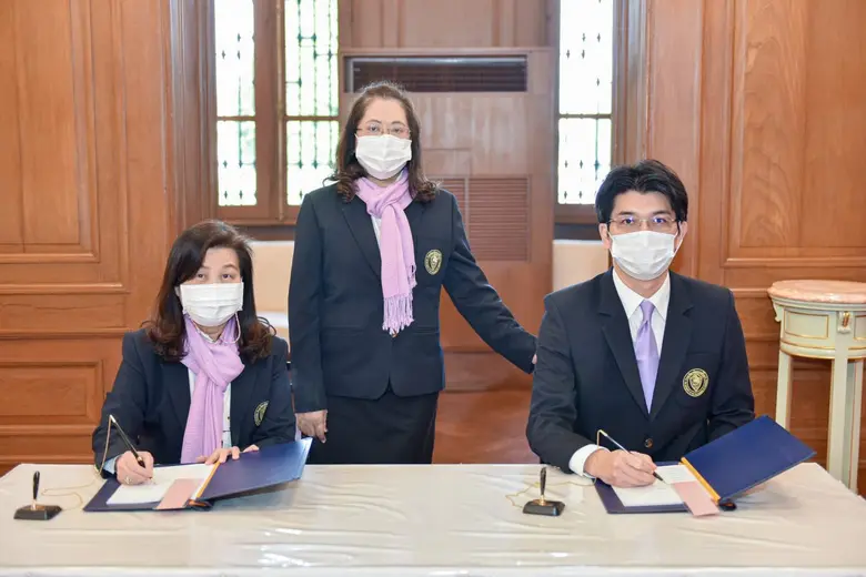 หอการค้าไทย ทูลเกล้าถวายแจกันดอกไม้ พร้อมทั้งลงนามถวายพระพร สมเด็จพระกนิษฐาธิราชเจ้า กรมสมเด็จพระเทพรัตนราชสุดาฯ สยามบรมราชกุมารี