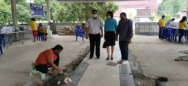 ผอ.สพร 22 นครศรีฯ เยี่ยมชมและปิดฝึกอบรมสาขาการปูกระเบื้อง