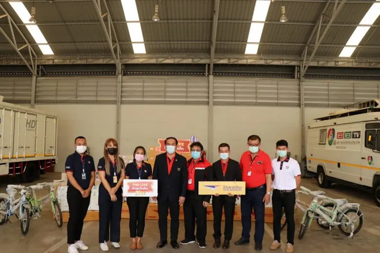 นายมานะ เจียมกรกต (ที่ 4 จากซ้าย) ผู้จัดก...