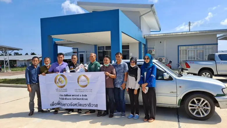 คุณบุญลือ สุวรรณศิลป์ (กลาง) ตัวแทนจากบริษัท ทีพีซี...