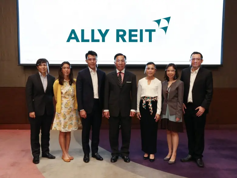 ธีระ ภู่ตระกูล (ลำดับที่ 4 จากซ้าย) ประธา...