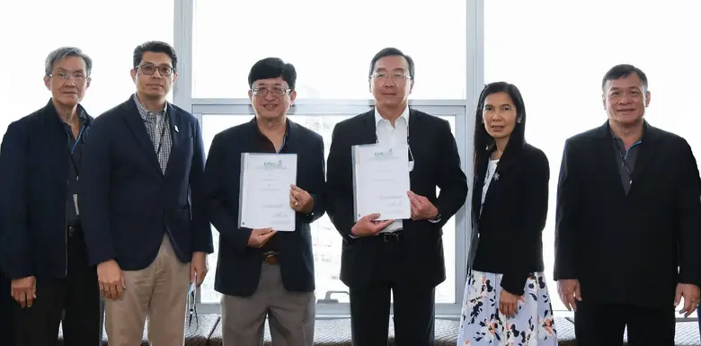 คุณกัมพล ตติยกวี (ที่ 3 จากขวา) ประธานเจ้...