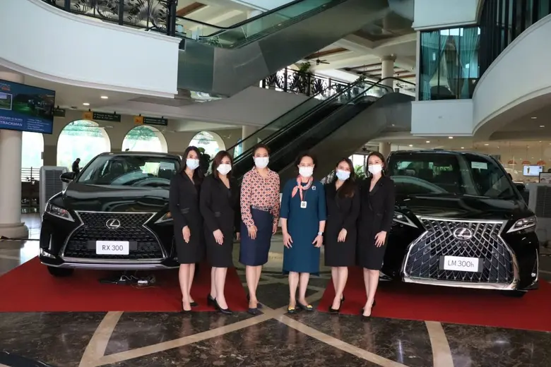 คุณวัลณีย์ ทวีแสงศิริ กรรมการผู้อำนวยการ (ยืนที่ 3 ...