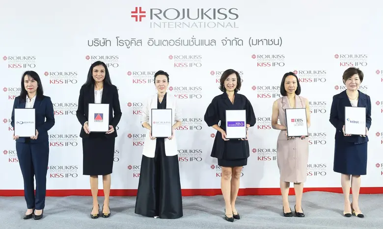 นางวรวรรณ ไชยกำเนิด (ที่ 3 จากซ้าย) ประธานเจ้าหน้าท...