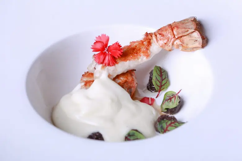 ห้องอาหารเรดสกาย ชั้น 55 โรงแรมเซ็นทาราแก...