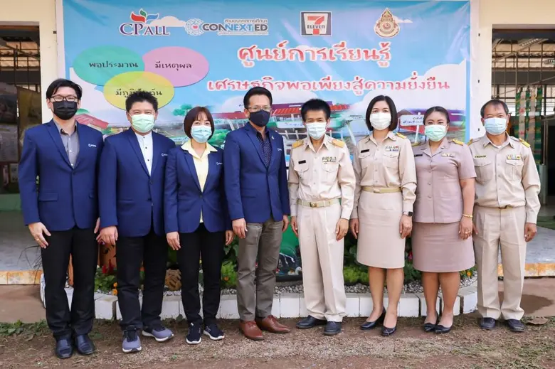 นายตรีเทพ ปาลกะวงศ์ ณ อยุธยา (ที่ 4 จากซ้...