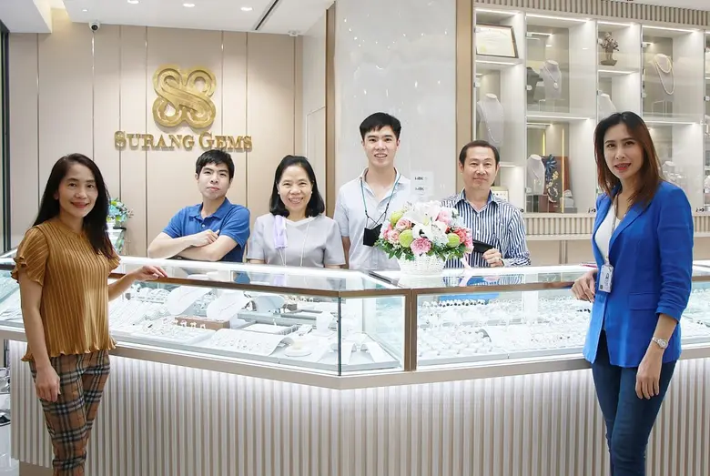 นางสาวสหัพย์ภัค โชควิจิตรกุล (ที่ 1 จากซ้...