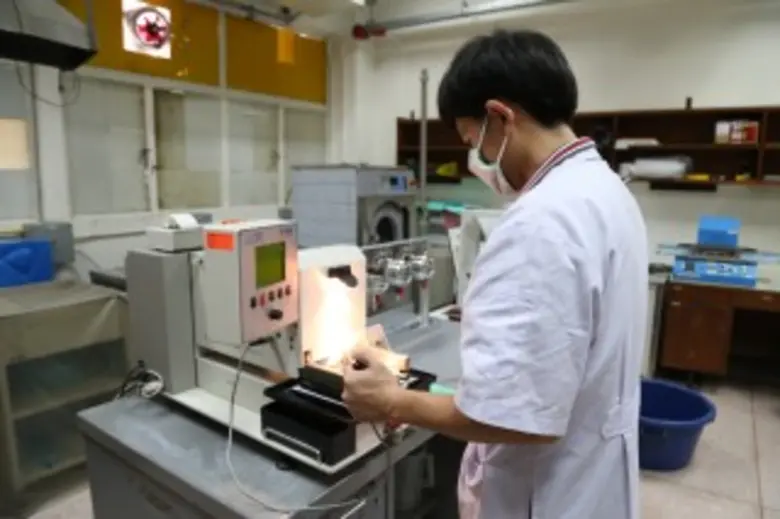 วศ.หน่วยตรวจสอบหรือตรวจวิเคราะห์เสื้อกาวน์ทางการแพทย์ ชุดคลุมและผ้าสำหรับชุดปฏิบัติทางการแพทย์