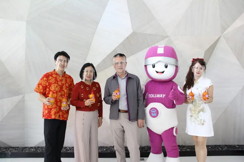 วานนี้ นายธานินทร์ พานิชชีวะ (ที่ 3 จากซ้...