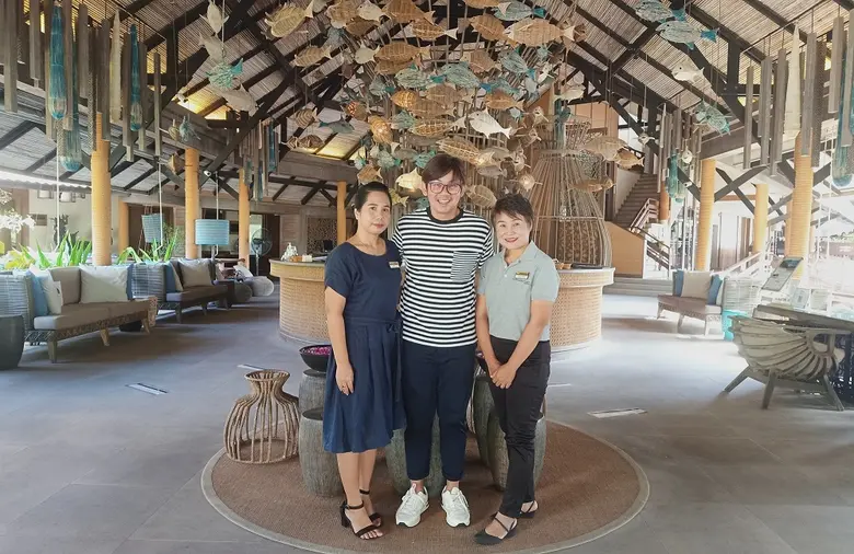 วณีรัตน์ ปล้องใหม่ (คนที่ 1 จากซ้าย) ผู้จ...