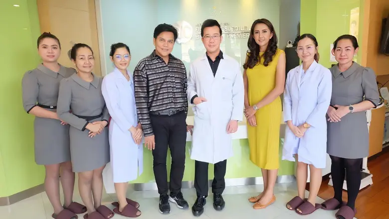 นายแพทย์ พุฒิพงศ์ ภูมิสุวรรณ (ลำดับที่ 5 จากซ้าย) ผ...