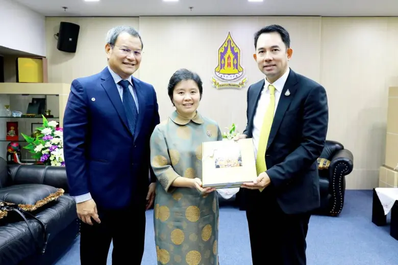 นางอาทินันท์ พีชานนท์ ประธานกรรมการบริหาร...