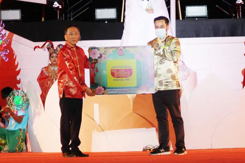 นายเมธาพร พุกพิบูลย์ (ขวา) รองผู้จัดการฝ่...